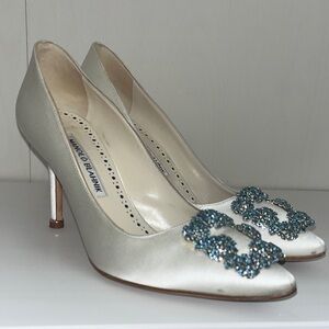 Manolo Blahnik Hangisi Satin Bridal Pumps 90 with Blue Crystal Buckles 35.5
